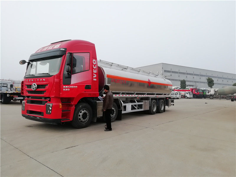 上汽紅巖29.7方前四后八鋁合金運(yùn)油車，20噸運(yùn)油車