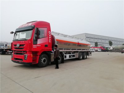 油罐車濕滑路面開車安全要?jiǎng)t之一慢下來